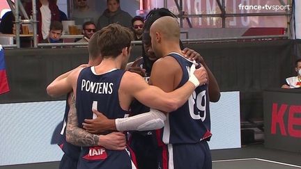 L'équipe de France de basket 3x3 lors de son premier match du tournoi qualificatif olympique face à la Slovénie, le 26 mai 2021, à Graz (Autriche). (DR)