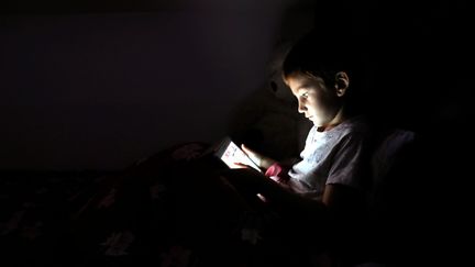 Selon l'Anses, l'exposition à la lumière bleue des LED de certains objets, comme les tablettes ou ordinateurs, perturbe le sommeil, notamment des enfants. (MAXPPP)