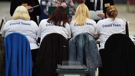 D&eacute;pouillement des votes au centre de conf&eacute;rence d'Aberdeen (BEN STANSALL / AFP)