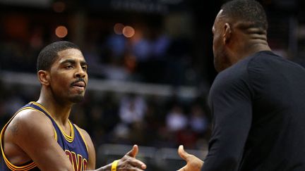 Kyrie Irving et LeBron James, les deux joueurs de Cleveland