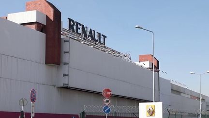 Le groupe Renault a suspendu, jeudi 24 mars, ses activités industrielles à Moscou. Pour la marque au losange, la Russie est un marché d'ampleur. Son retrait pourrait lui coûter plusieurs milliards d'euros.&nbsp; (France 2)