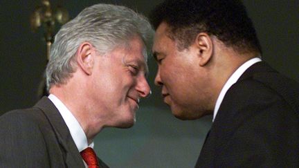 &nbsp; (Bill Clinton, alors président des Etats-Unis, reçoit Mohamed Ali à la Maison Blanche, en 2001. © Mark Wilson/Newsmakers/Getty Images)