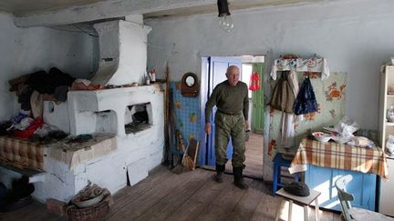 Ivan Shamianok à l’intérieur de sa maison. 

Comme Ivan, certains villageois n’ont jamais voulu quitter les lieux. Il est l’un des six derniers villageois à vivre encore ici. (REUTERS/Vasily Fedosenko)