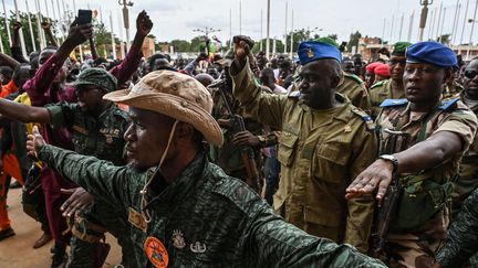 Une délégation de membres du Conseil national pour la sauvegarde de la patrie (CNSP) au pouvoir depuis le coup d'Etat arrive dans stade, à Niamey le 6 août 2023 où l'attendent des milliers de partisans. (- / AFP)