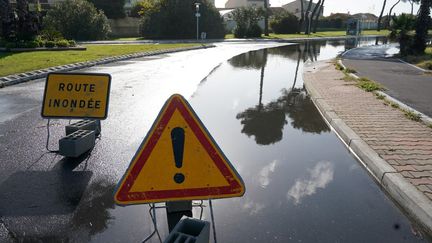 Une route inondée à Palavas-les-Flots (Hérault), le 23 novembre 2019. (PASCAL GUYOT / AFP)