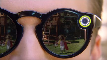 Les lunettes de soleil connectées "Spectacles"de Snap, la maison-mère de Snapchat.&nbsp; (YOUTUBE/SPECTACLES)