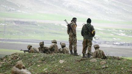 Deux combattants peshmergas kurdes dans la ville de Harir (AFP)