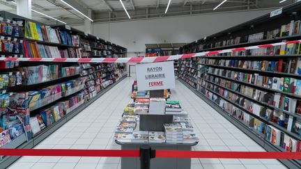 Le rayon librairie d'une grande surface fermé dans le département du Rhône le 31 octobre 2020.&nbsp; (SEBASTIEN RIEUSSEC / HANS LUCAS)