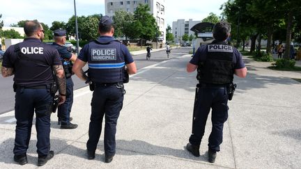 Des policiers sur le terrain à Valence (Drôme), le 8 juin 2023. (NICOLAS GUYONNET / HANS LUCAS / AFP)