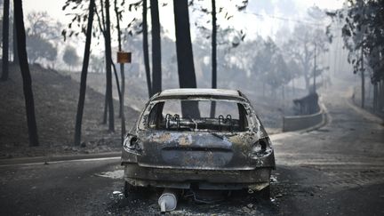 Dix-huit&nbsp;personnes ont péri dans leurs voitures, piégées par les flammes alors qu'elles circulaient sur la route reliant Figueiro dos Vinhos à Castanheira de Pera. (PATRICIA DE MELO MOREIRA / AFP)