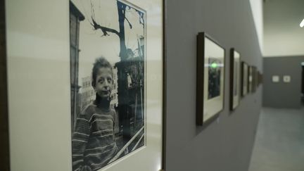 La photographe franco-américaine Jane Evelyn Atwood expose son travail sensible et profond au Parvis de Pau. (FRANCE 3 AQUITAINE)