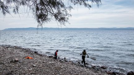 Deux enfants syriens jouent sur une plage de&nbsp;l'île grecque de Lesbos, le 16 novembre 2015, après leur arrivée sur le sol européen. (KONSTANTINOS TSAKALIDIS / SOOC / AFP)