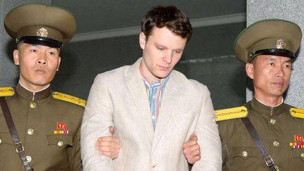 L'étudiant américain Otto Warmbier, escorté vers un tribunal de Pyongyang (Corée du Nord), le 16 mars 2016. (REUTERS)