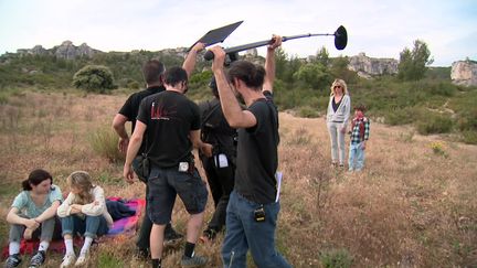 Sara Mortensen debout avec à ses côtés, le jeune Aloys Jammot, et l'équipe de tournage de "L'Abîme" de François Velle près de&nbsp;Lançon-de-Provence dans les Bouches-du-Rhône. (E. Giugliano /  France Télévisions)