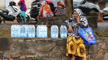 Une habitante du quartier de Passamainty, à Mamoudzou (Mayotte), lors d'une distribution d'eau, le 10 octobre 2023. (ROBIN PRUDENT / FRANCEINFO)