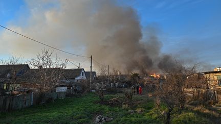 Une maison touchée par une frappe russe, dans la région de Kherson, en Ukraine, le 14 décembre 2022. (ARTUR WIDAK / ANADOLU AGENCY / AFP)