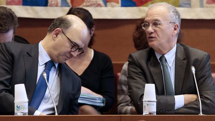 Le ministre de l'Economie, Pierre Moscovici (G), et le pr&eacute;sident de la commission des finances de l'Assembl&eacute;e nationale, Gilles Carrez (D), le 30 janvier 2013 &agrave; Paris.&nbsp; (JACQUES DEMARTHON / AFP)