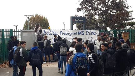 Les lycéens de Romain Rolland, à Ivry-sur-Seine (Val-de-Marne), rassemblés devant l'établissement, le 7 octobre 2019. (DENIS COURTINE / MAXPPP)