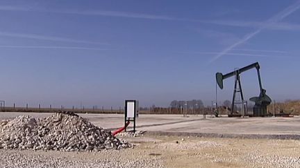 En raison des tensions géopolitiques actuelles, le prix du pétrole s'envole.&nbsp;Il atteint, lundi 21 février, 84 euros pour un baril.&nbsp;Il faut remonter à la fin de l'été 2014 pour retrouver un tel niveau.&nbsp; (FRANCE 2)