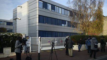 Devant le&nbsp;siège du Front national, à Nanterre (Hauts-de-Seine), en décembre 2015. (LIONEL BONAVENTURE / AFP)