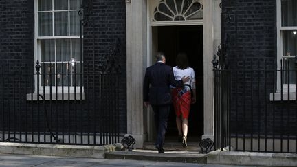 Le Premier ministre britannique, David Cameron, et son épouse, Samantha Cameron, rentrent au&nbsp;10 Downing street à Londres après une brève prise de parole sur le Brexit le 24 juin 2016 . (ADRIAN DENNIS / AFP)