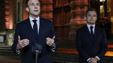 Emmanuel Macron et le ministre de l'Intérieur Gérard Darmanin, à Tourcoing (Nord), le 2 février 2022.&nbsp; (LUDOVIC MARIN / AFP)