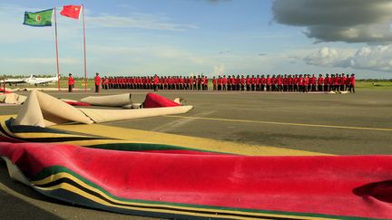 Le tapis rouge est balay&eacute; par le vent alors que l'avion transportant le pr&eacute;sident chinois&nbsp;Xi Jinping et son &eacute;pouse d&eacute;colle de l'a&eacute;roport de Dar es Salaam (Tanzanie), le 25 mars 2013. (THOMAS MUKOYA / REUTERS)