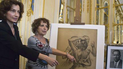 Audrey Azoulay et Viviane Dreyfus devant le dessin de Degas "Trois danseuses en buste"
 (Michel Euler/AP/SIPA)