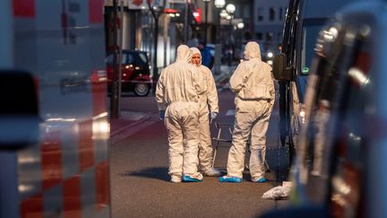 La police scientifique enquête sur le site d'un attentat à Heutmarkt, dans le centre d'Hanau (Allemagne), le 20 février 2020. (THOMAS LOHNES / AFP)