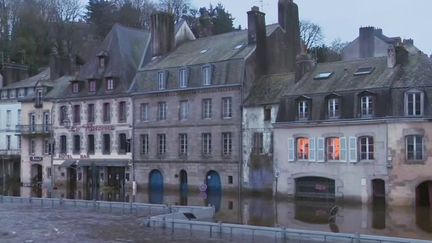 À Quimperlé, dans le Finistère, certains habitants se sont réveillés les pieds dans l'eau, dimanche 1er janvier. (France 3)