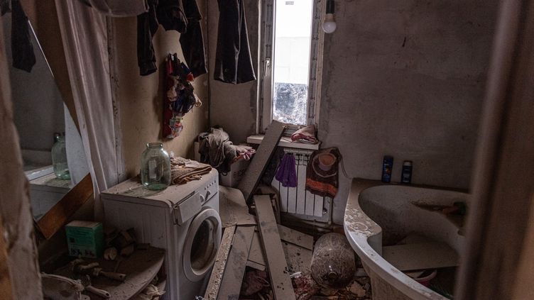 Dans la salle de bain d'une maison touchée par une frappe aérienne russe à Donetsk en ukraine le 26 février 2022. (VIKTOR ANTONYUK / AFP)