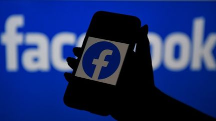 Le logo de Facebook s'affiche sur un téléphone, le 7 avril 2021. (OLIVIER DOULIERY / AFP)