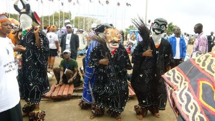 Danses traditionnelles au congrès du Mouvement démocratique du peuple de Paul Biya, le 15 septembre 2011 (AFP/STR)