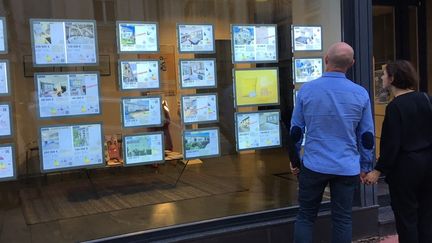 Un couple regarde les annonces immobilières à Metz (Moselle), le 9 septembre 2021. (CÉCILE SOULÉ / RADIO FRANCE)