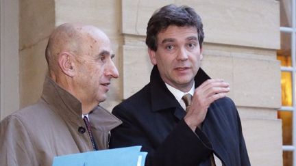 Louis Gallois (G) proposait de transf&eacute;rer une part des charges patronales et syndicales sur la fiscalit&eacute;. Le ministre du Redressement productif, Arnaud Montebourg&nbsp;(D), pencherait pour un cr&eacute;dit d'imp&ocirc;t accord&eacute; aux entreprises, selon Le Point et l'AFP. (PIERRE VERDY / AFP)