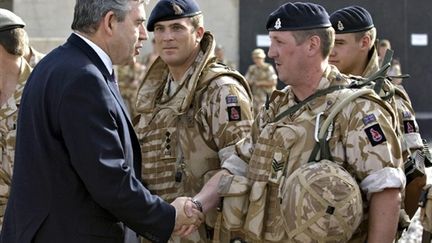 Le premier ministre Gordon Brown salue un militaire britannique à Bassora (Irak) le 19 juillet 2008 (AFP - ministère britannique de la Défense)