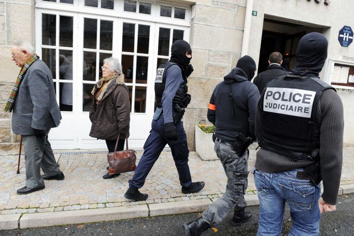 La police judiciaire procède à perquisitions dans le village de Tarnac (Corrèze), le 11 novembre 2008.&nbsp; (THIERRY ZOCCOLAN / AFP)