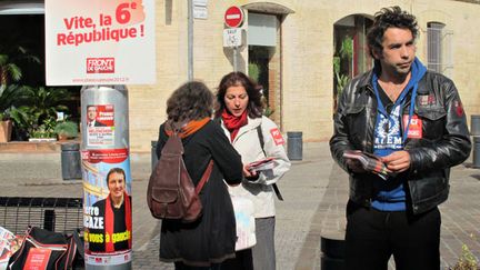 Place Arnaud-Bernard &agrave; Toulouse (Haute-Garonne), le 4 avril 2012,&nbsp;Catherine et Jean-Renaud, militants du Front de gauche, cherchent &agrave; convaincre les habitants d'aller au meeting de Jean-Luc M&eacute;lenchon le lendemain. (SALOME LEGRAND / FTVI)