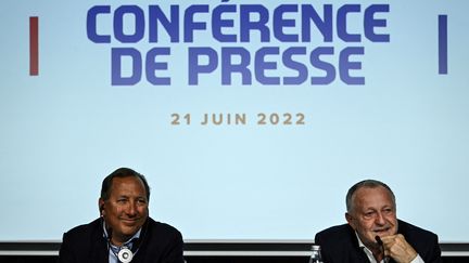 John Textor et Jean-Michel Aulas lors d'une&nbsp;conférence de presse, le 21 juin 2022, au Groupama Stadium, à Lyon (Rhône). (OLIVIER CHASSIGNOLE / AFP)