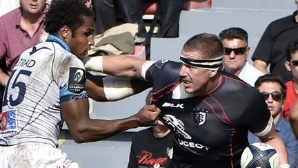 Imanol Harinordoquy (Toulouse) repousse Benjamin Fall (Montpellier) (PASCAL PAVANI / AFP)