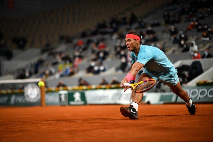 Avec ou sans toit, Rafael Nadal est toujours dans son jardin à Roland-Garros (ANNE-CHRISTINE POUJOULAT / AFP)