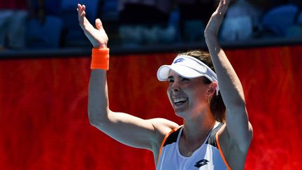 La joie d'Alizé Cornet après avoir remporté son troisième tour face à Tamara Zidansek, samedi 22 janvier, à Melbourne. (PAUL CROCK / AFP)