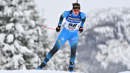 Julia Simon lors du sprint d'Hochfilzen, en Autriche, le 10 décembre 2021. (JOE KLAMAR / AFP)