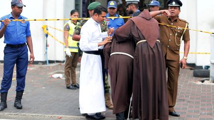 Des prêtres sont rassemblés devant l'église Saint-Anthony à Colombo. Lors de sa traditionnelle bénédiction à la foule depuis Rome, le pape François a exprimé sa "tristesse" et se déclare proche de "toutes les victimes d'une si cruelle violence". (DINUKA LIYANAWATTE / REUTERS)