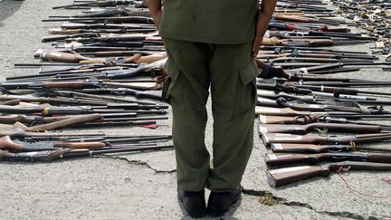 Plus de 2 000 armes à feu destinées aux rebelles colombiens des FARC déposées sur le sol avant d'être détruites par la police à Panama City, au Panama (Reuters Photographer / X00867)