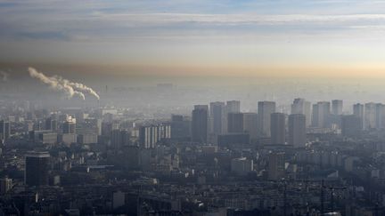 Paris lors d'une vague de pollution, le 9 décembre 2016. (BERTRAND GUAY / AFP)