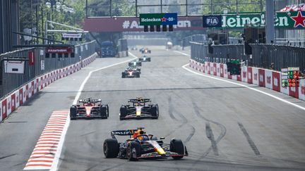 Sergio Pérez en tête du Grand Prix d'Azerbaïdjan, à Bakou, le 30 avril 2023. (XAVI BONILLA / AFP)