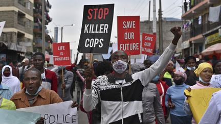 Manifestation contre les violences policières à Nairobi, le 8 juin 2020.&nbsp; (TONY KARUMBA / AFP)