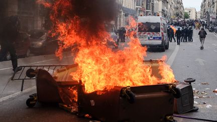 Des manifestants ont incendié des poubelles à Marseille, le 28 avril 2016,&nbsp;lors de la manifestation contre la loi Travail. (DENIS THAUST / AFP)