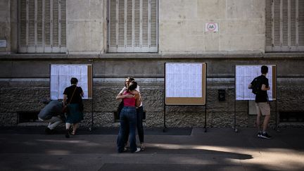 Une lycéenne et sa mère devant les résultats du baccalauréat au lycée Edouard Herriot de Lyon (Rhône), le 5 juillet 2022.&nbsp; (JEFF PACHOUD / AFP)